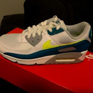 Nike air max. Men’s 9- women’s 10.5. Brand new in box. Never worn.